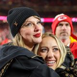 Taylor Swift umarmt Brittany Mahomes nach einem Spiel der Kansas City Chiefs