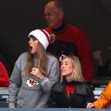 Taylor Swift und ihre Freundin Ashley Avignone verfolgen ein Footballspiel