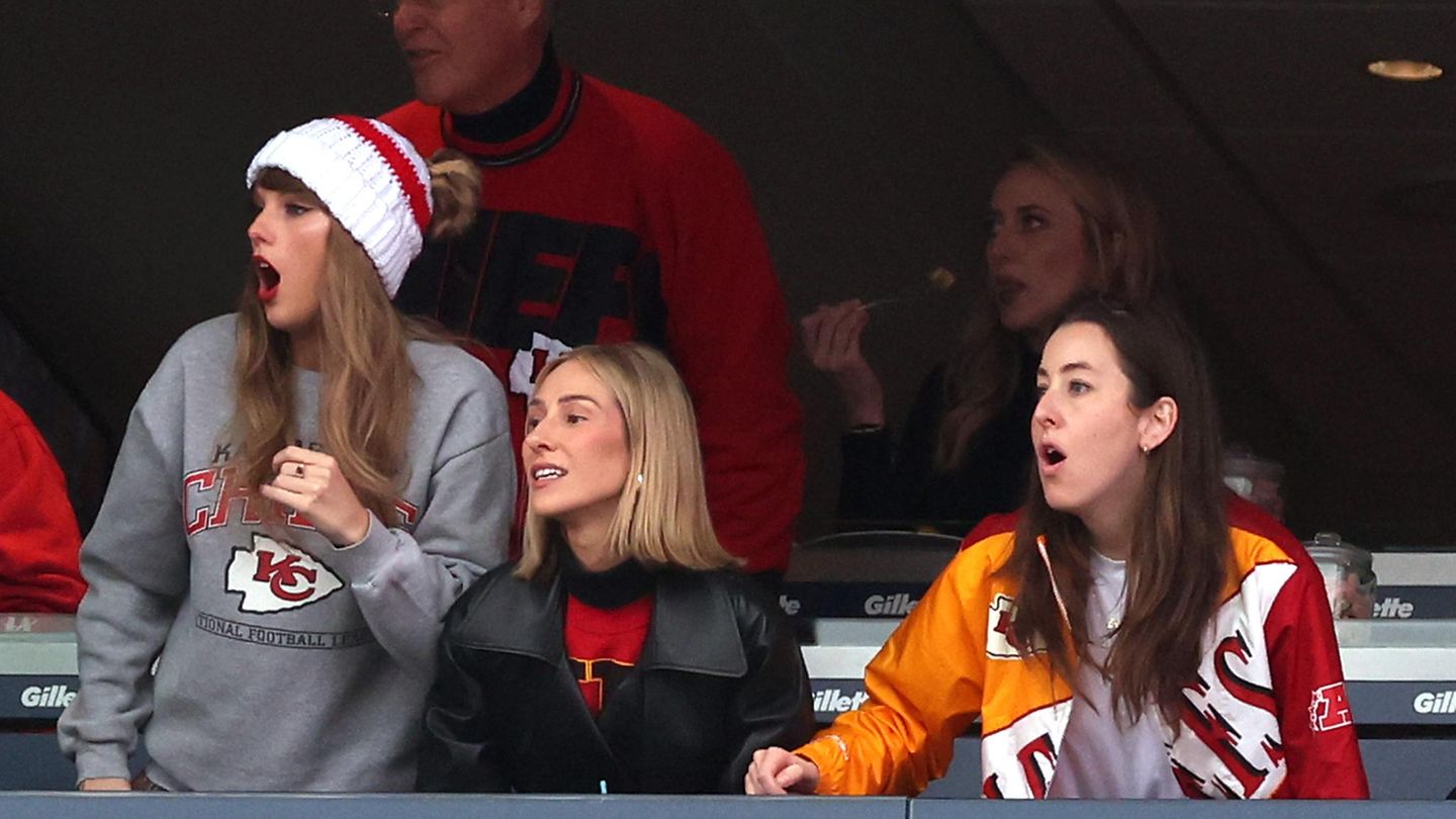 Taylor Swift und ihre Freundin Ashley Avignone verfolgen ein Footballspiel