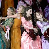 Taylor Swift und die Haim Sisters auf der Bühne