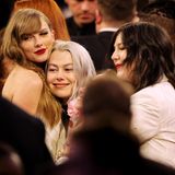 Taylor Swift umarmt ihre Freundin Phoebe Bridgers