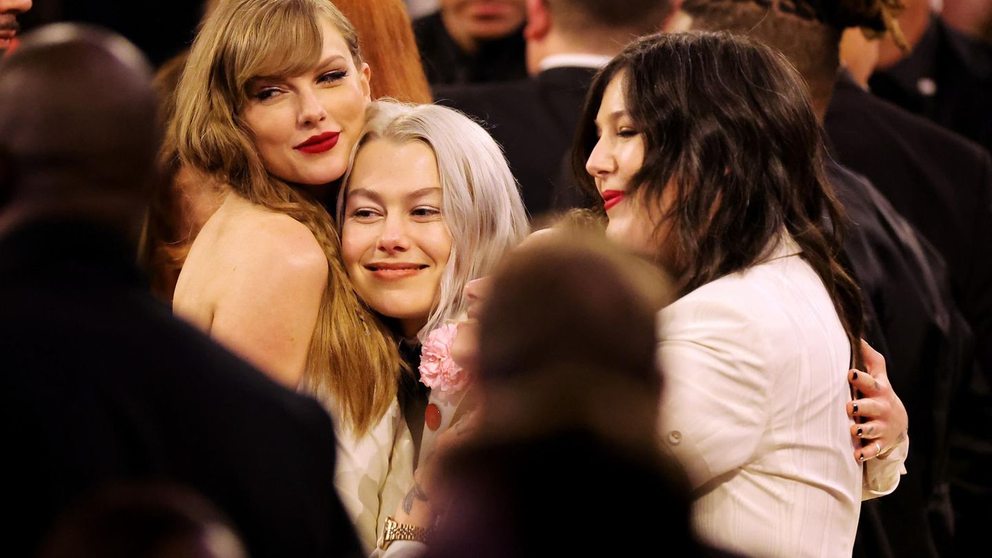 Taylor Swift umarmt ihre Freundin Phoebe Bridgers