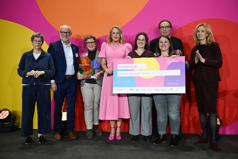 Vertreter der Kita aus Unkel nehmen die Auszeichnung von Moderatorin Barbara Schöneberger (M) Bundesfamilienministerin Karin Pri