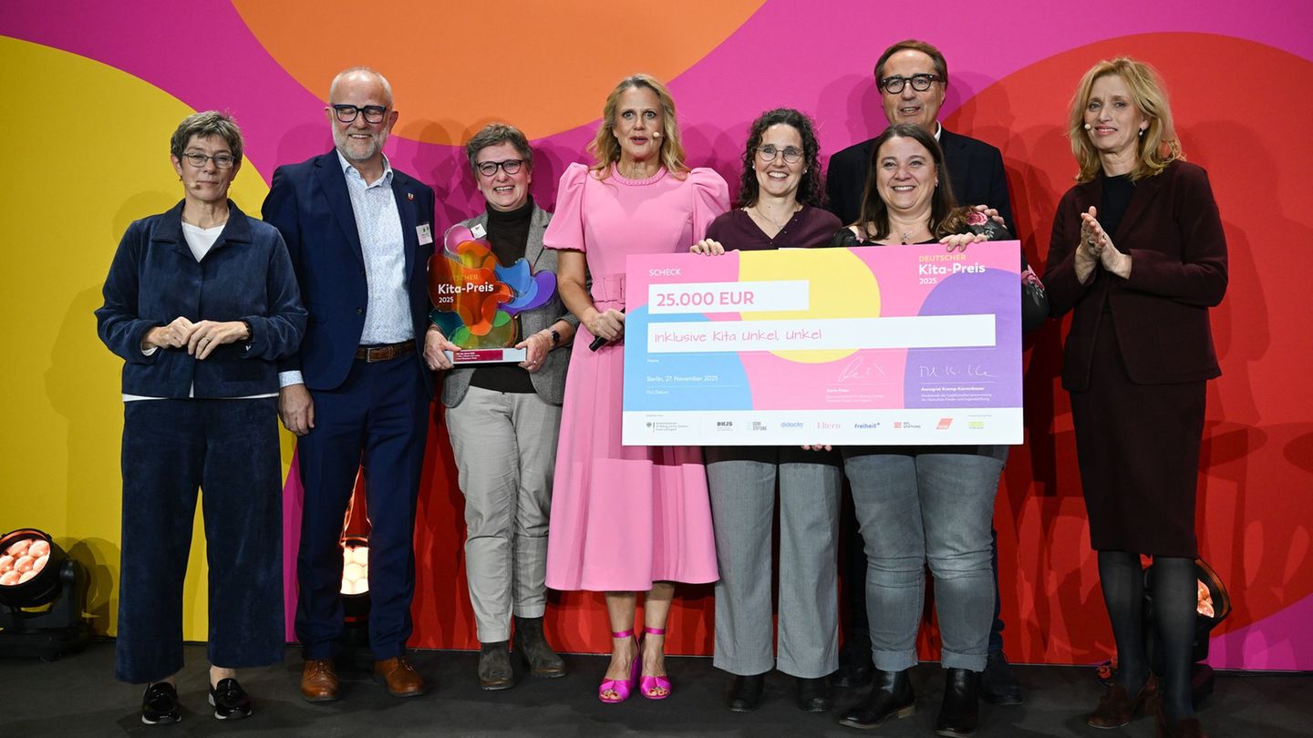 Vertreter der Kita aus Unkel nehmen die Auszeichnung von Moderatorin Barbara Schöneberger (M) Bundesfamilienministerin Karin Pri