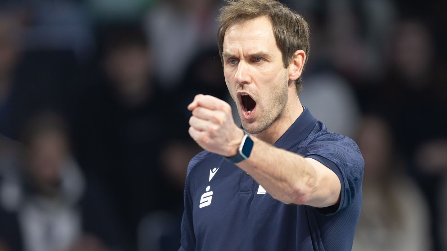 Trainer Felix Koslowski ballt die Faust vor Freude. (Archivbild) Foto: Jürgen Kessler/dpa