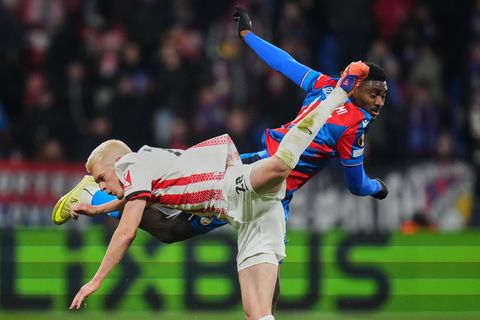 Umkämpftes Duell: Der SC Freiburg und Matthias Ginter (l.) spielen bei Viktoria Pilsen 0:0. Foto: Petr David Josek/AP/dpa