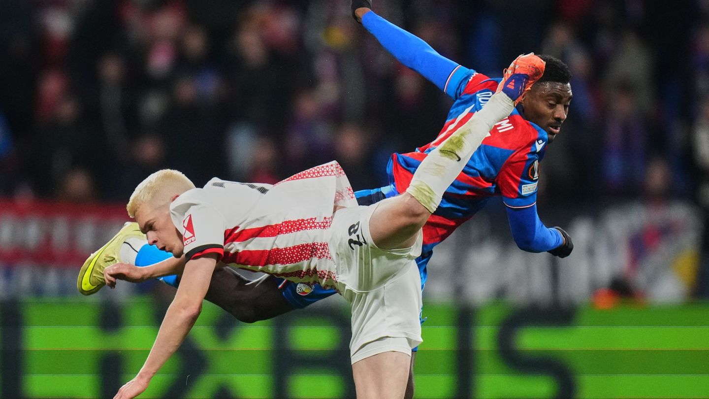 Umkämpftes Duell: Der SC Freiburg und Matthias Ginter (l.) spielen bei Viktoria Pilsen 0:0. Foto: Petr David Josek/AP/dpa