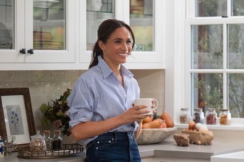 Auch Herzogin Meghan kämpft an Thanksgiving mit dem Truthahn.