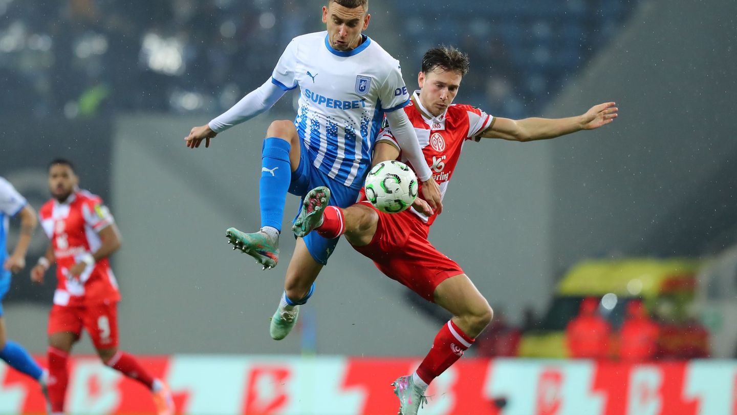 Der FSV Mainz 05 um William Bøving (r) tat sich gegen Craiova schwer. Foto: Constantin Stefan/dpa