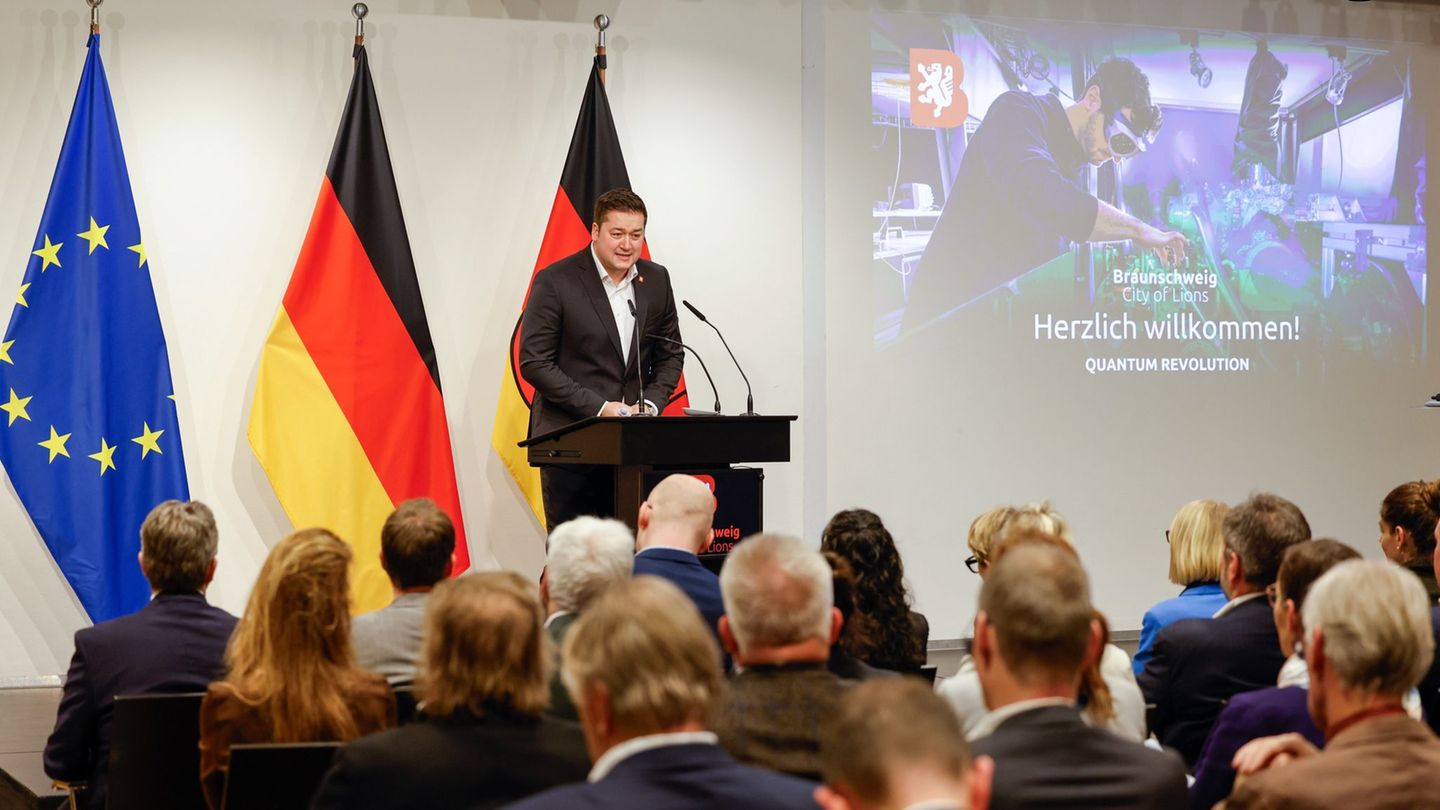 Braunschweigs Oberbürgermeister Thorsten Kornblum (SPD) spricht beim parlamentarischen Abend der Stadt in Berlin. Foto: Daniela