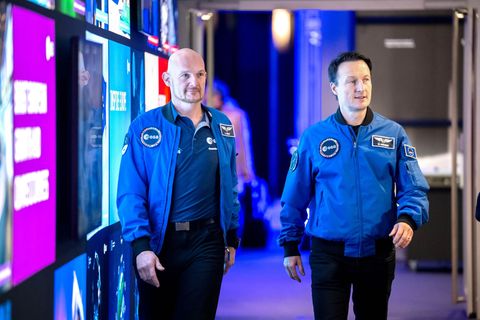 Die Astronauten Alexander Gerst und Matthias Maurer sehen große Chancen in der "Artemis"-Mission. Foto: Sina Schuldt/dpa