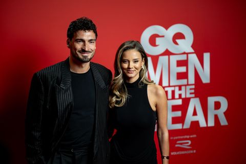 Mats Hummels kam mit Nicola Cavanis zur Verleihung des GQ-Awards. Foto: Fabian Sommer/dpa