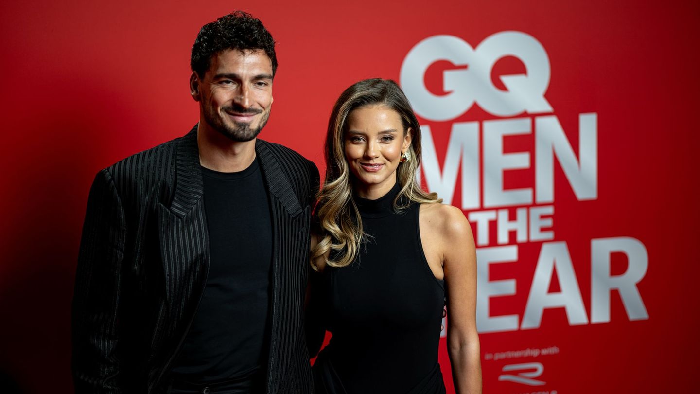 Mats Hummels kam mit Nicola Cavanis zur Verleihung des GQ-Awards. Foto: Fabian Sommer/dpa