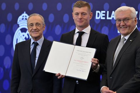 Real Madrids Präsident Florentino Pérez (li.) und Frank-Walter Steinmeier (re.) hielten Reden für Toni Kroos.