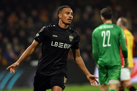 Stuttgarts Jamie Leweling bejubelt eines seiner zwei Tore im Europa-League-Spiel bei den Go Ahead Eagles Deventer