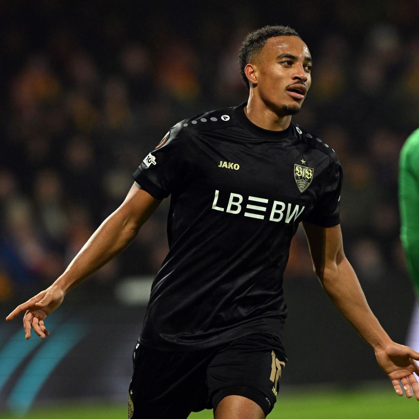 Stuttgarts Jamie Leweling bejubelt eines seiner zwei Tore im Europa-League-Spiel bei den Go Ahead Eagles Deventer