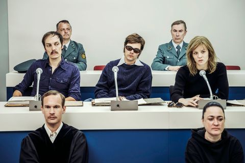 Den berühmten Terroristen der ersten RAF-Generation wurde 1975 in Stuttgart-Stammheim der Prozess gemacht (von links, Mitte): Jan-Carl Raspe (Rafael Stachowiak), Andreas Baader (Henning Flüsloh) und Gudrun Ensslin (Lilith Stangenberg).