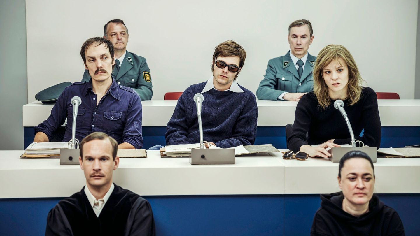 Den berühmten Terroristen der ersten RAF-Generation wurde 1975 in Stuttgart-Stammheim der Prozess gemacht (von links, Mitte): Jan-Carl Raspe (Rafael Stachowiak), Andreas Baader (Henning Flüsloh) und Gudrun Ensslin (Lilith Stangenberg).