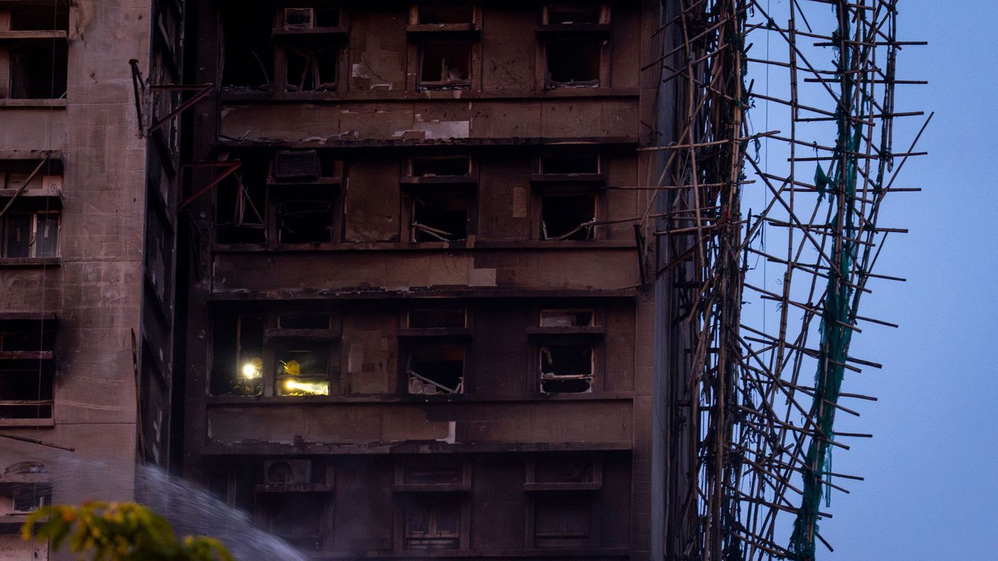 Die Zahl der Todesopfer nach dem Großbrand steigt weiter. Foto: Chan Long Hei/AP/dpa