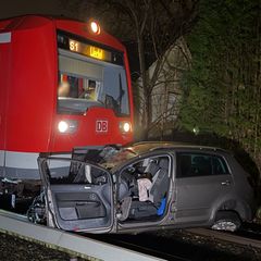 In Hamburg ist eine S-Bahn im Berufsverkehr mit einem Auto zusammengestoßen. Foto: News5 / Fabian Höfig/NEWS5/dpa