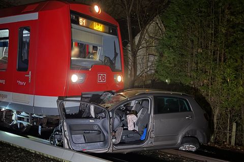 In Hamburg ist eine S-Bahn im Berufsverkehr mit einem Auto zusammengestoßen. Foto: News5 / Fabian Höfig/NEWS5/dpa