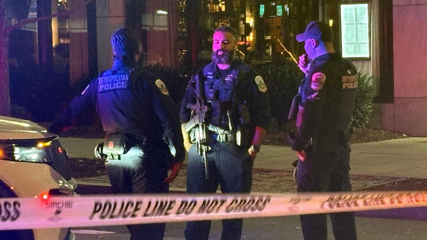 Drei Polizisten bewachen den Tatort in Washington, an dem ein Team der Nationalgarde niedergeschossen wurde