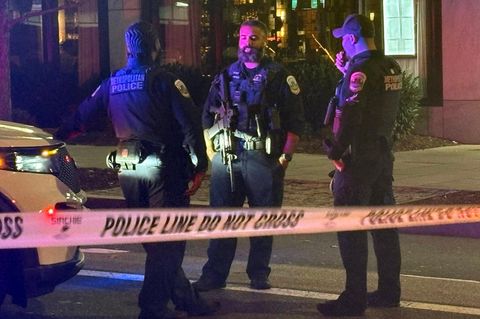 Drei Polizisten bewachen den Tatort in Washington, an dem ein Team der Nationalgarde niedergeschossen wurde