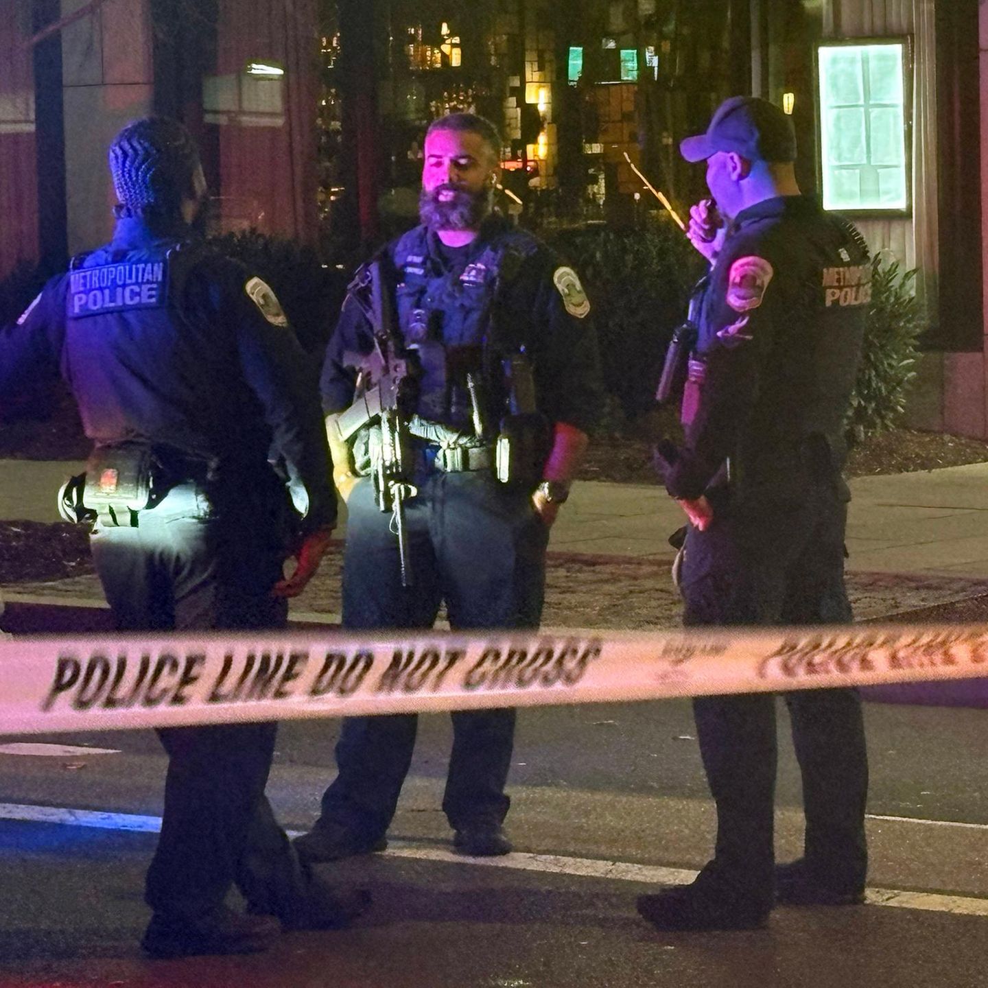 Drei Polizisten bewachen den Tatort in Washington, an dem ein Team der Nationalgarde niedergeschossen wurde