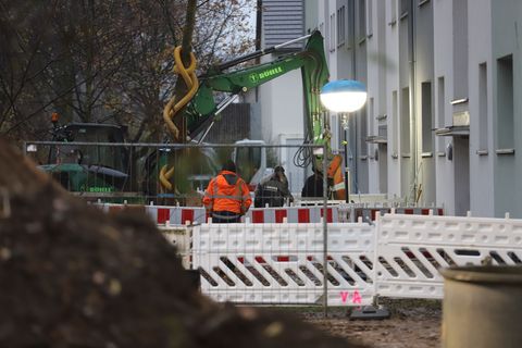 Der Bomben-Fundort liegt direkt an Wohnhäusern im Stadtteil Köln-Gremberghoven. Foto: Sascha Thelen/dpa