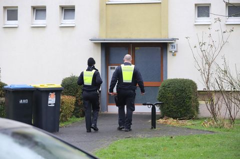 Mitarbeiter des Ordnungsamtes gehen in Köln durch ein Wohngebiet