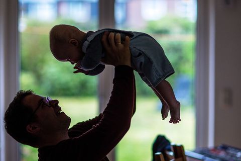 Das Leben hat verschiedene Phasen - das spiegelt sich auch im Gehirn wider. (Archivbild) Foto: Jens Büttner/dpa