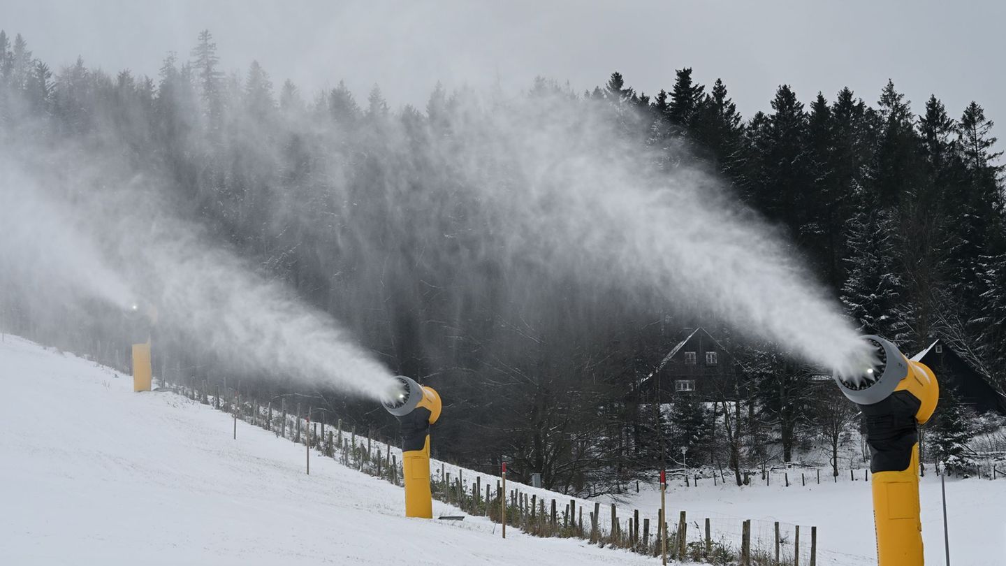 In Hessens größtem Wintersportgebiet in Willingen wurde Schnee produziert, aber für den Saisonstart reicht es noch nicht (Archiv
