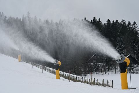 In Hessens größtem Wintersportgebiet in Willingen wurde Schnee produziert, aber für den Saisonstart reicht es noch nicht (Archiv
