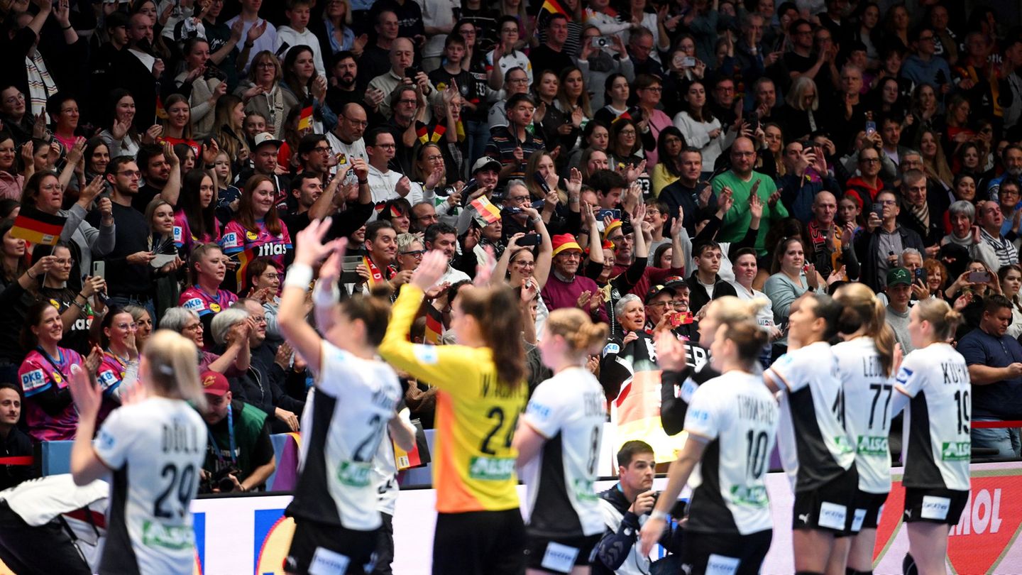 Deutschlands Handballerinnen planen gegen Uruguay den zweiten Sieg bei der Heim-WM ein. Foto: Marijan Murat/dpa