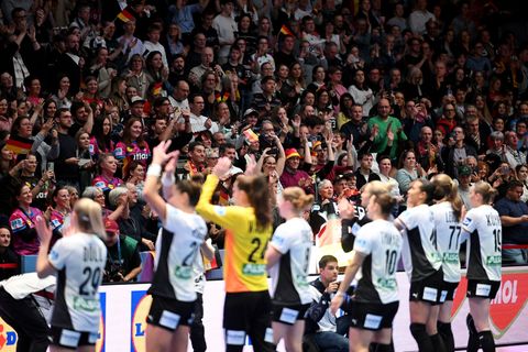 Deutschlands Handballerinnen planen gegen Uruguay den zweiten Sieg bei der Heim-WM ein. Foto: Marijan Murat/dpa