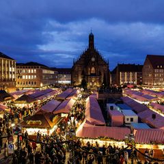 Am Freitagabend startet der diesjährige Christkindlesmarkt in Nürnberg. (Archivbild) Foto: Daniel Karmann/dpa