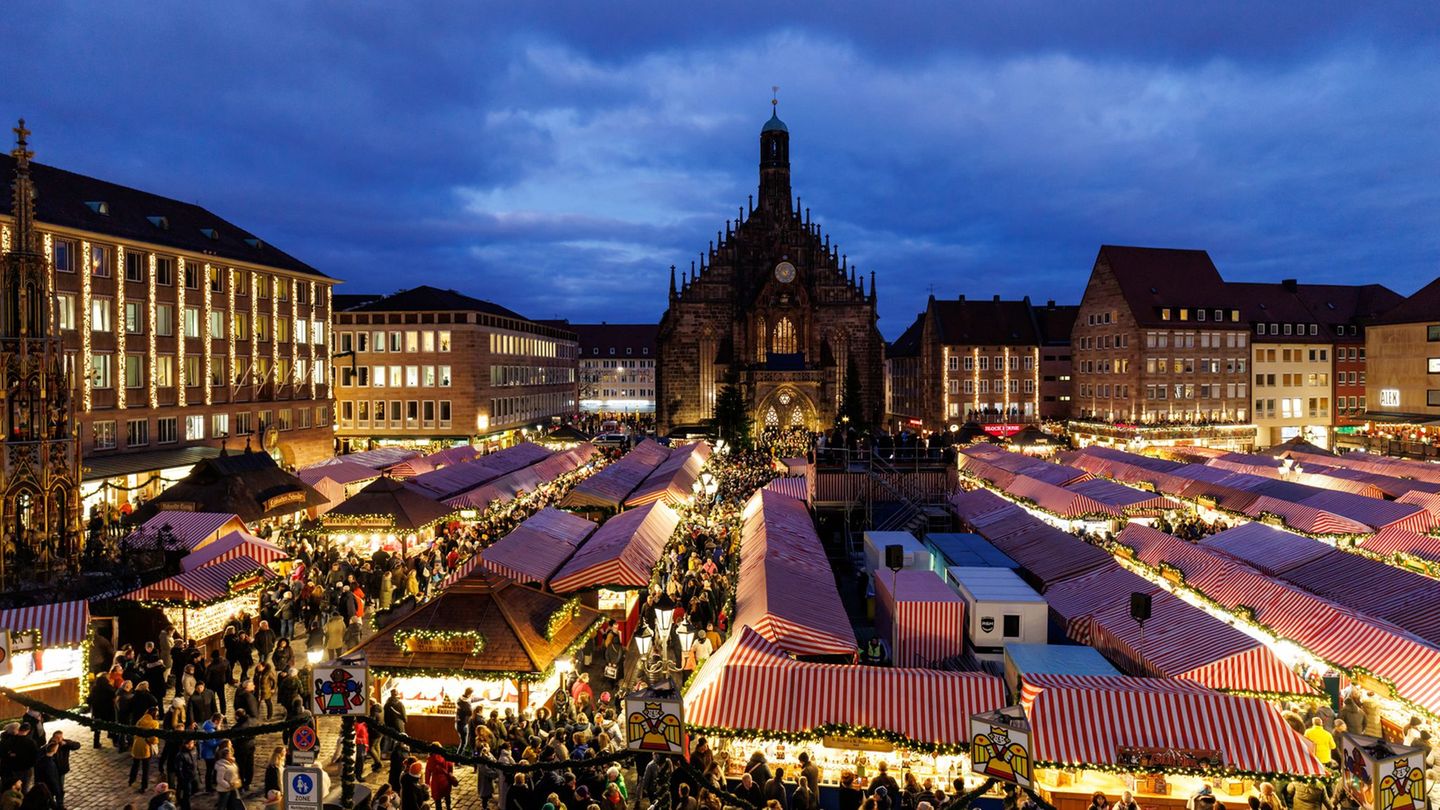 Am Freitagabend startet der diesjährige Christkindlesmarkt in Nürnberg. (Archivbild) Foto: Daniel Karmann/dpa