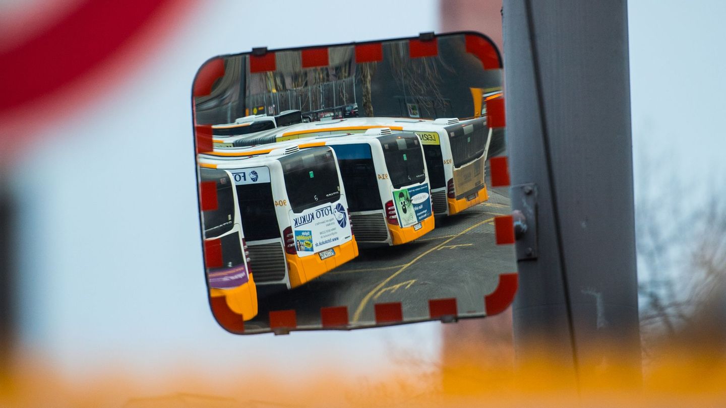 Mit kostenlosen Bussen und Bahnen soll die Anreise und der Aufenthalt in den vorweihnachtlichen Innenstädten entspannter und att