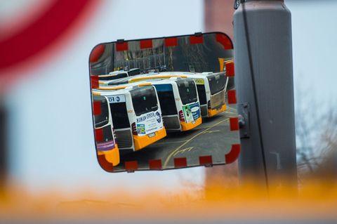 Mit kostenlosen Bussen und Bahnen soll die Anreise und der Aufenthalt in den vorweihnachtlichen Innenstädten entspannter und att