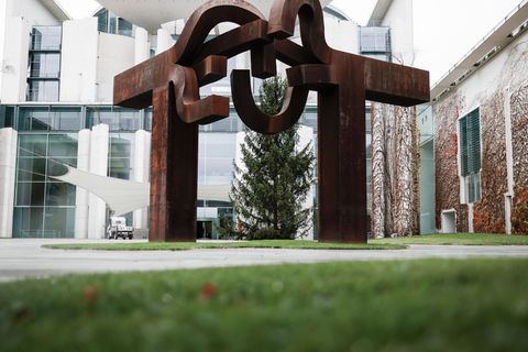 Jedes Jahr kommt der Weihnachtsbaum für das Kanzleramt aus einem anderen Bundesland. (Archivbild) Foto: Carsten Koall/dpa
