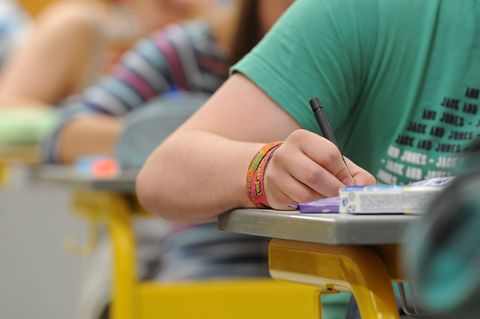 Nicht mehr nur Blatt Papier und Stift, an hessischen Schulen soll auch auf Künstliche Intelligenz (KI) gesetzt werden. (Archivfo