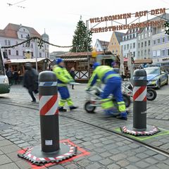 Zu den Hauptverkehrszeiten müssen Sicherheitsmitarbeiter neben dem Augsburger Christkindlesmarkt jede Stunde dutzendfach schwere