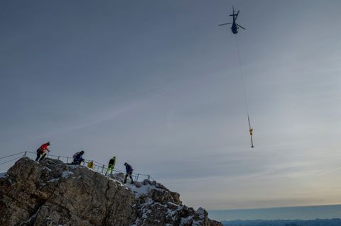 Per Heli wurde das Kreuz vor gut zwei Wochen ins Tal gebracht. (Archivbild) Foto: Peter Kneffel/dpa