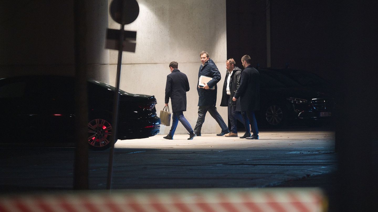 Nach fast sechs Stunden haben die Spitzen von Union und SPD ihre Beratungen beendet. Foto: Paul Zinken/dpa
