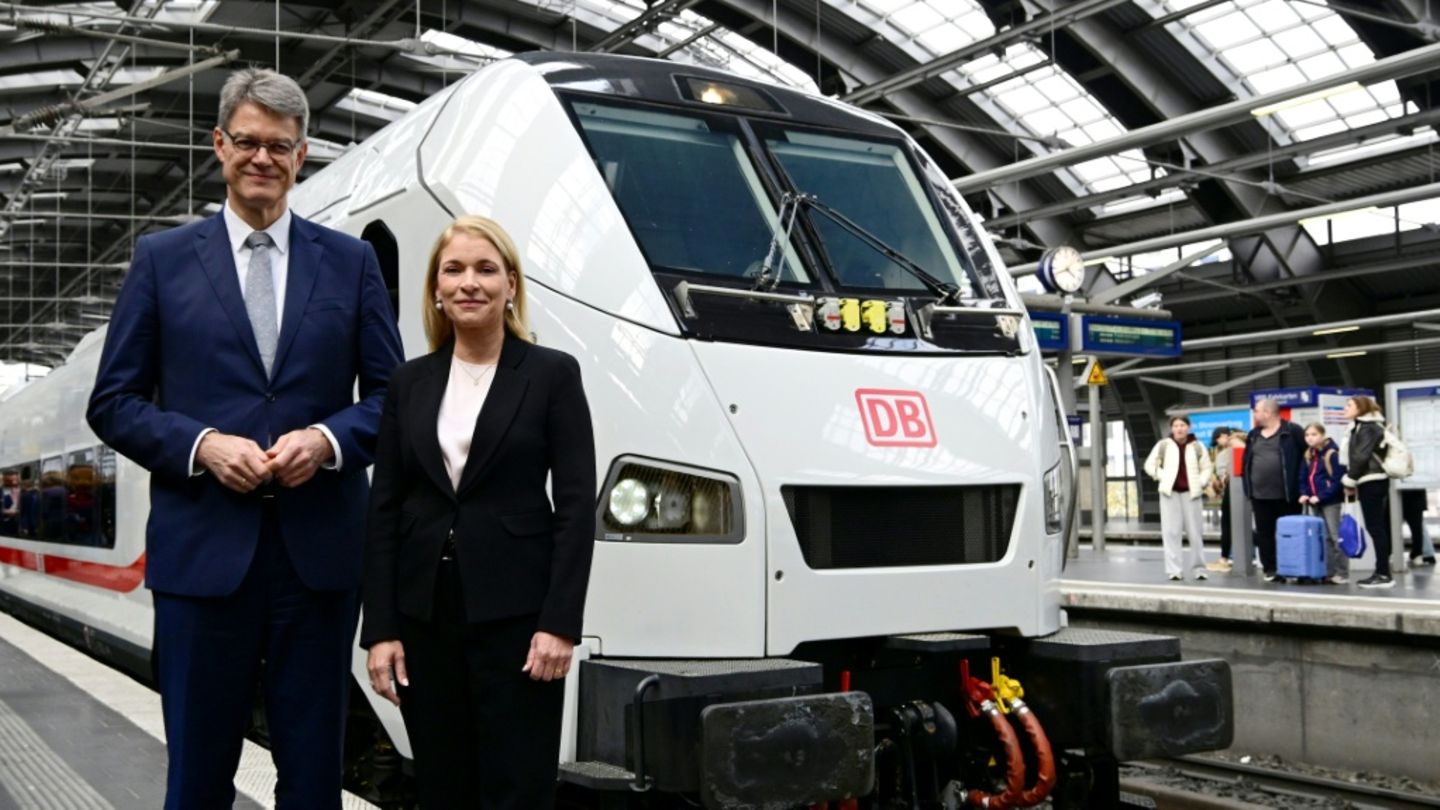 Schnieder und Palla im Berliner Hauptbahnhof im Oktober 2025