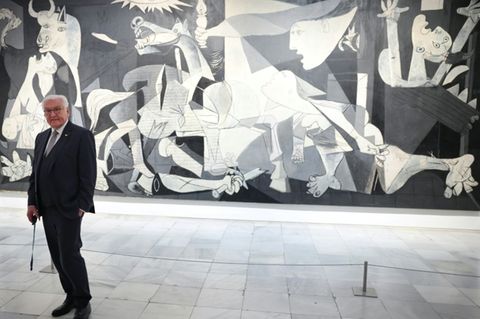 Frank-Walter Steinmeier vor dem Picasso-Gemälde "Guernica"
