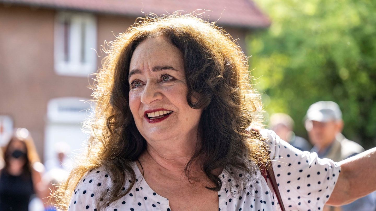 Die Künstlerin freut sich auf viele Lesungen und Bühnenauftritte. (Archivbild) Foto: David Inderlied/dpa