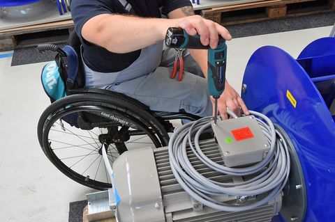 Ab 20 Mitarbeitenden sind Arbeitgeber verpflichtet, schwerbehinderte Menschen zu beschäftigen. Foto: Hendrik Schmidt/zb/dpa