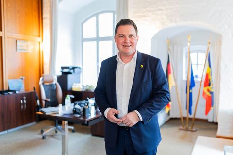 Philipp Raulfs (SPD) will als junger Landrat Haltung zeigen. (Archivbild) Foto: Michael Matthey/dpa