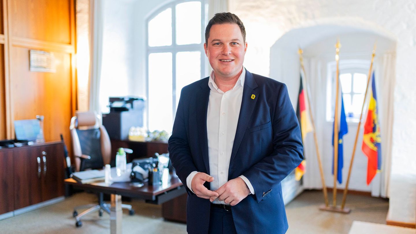 Philipp Raulfs (SPD) will als junger Landrat Haltung zeigen. (Archivbild) Foto: Michael Matthey/dpa